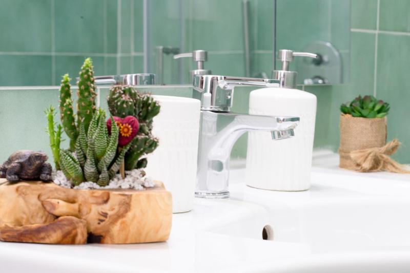 Double Room with Balcony image 4