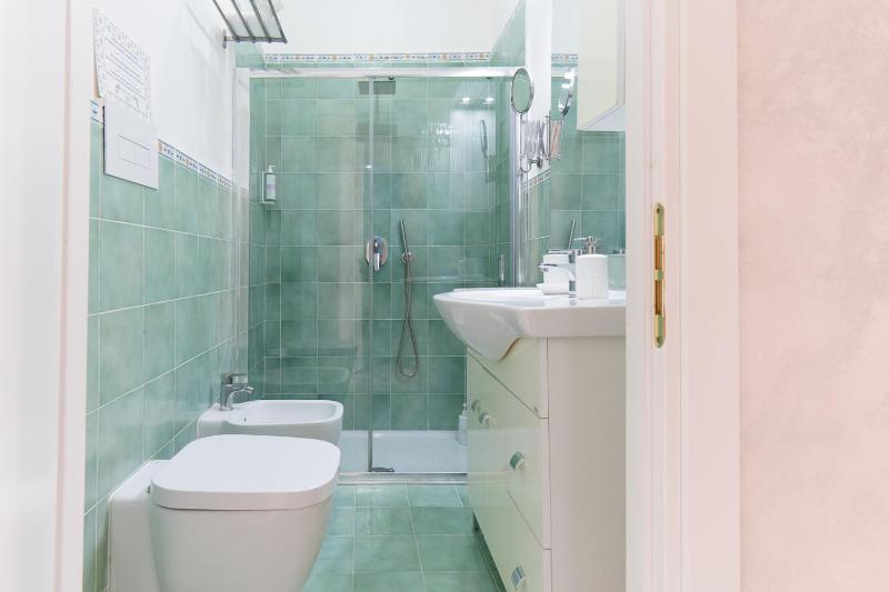 Standard King Room image 3