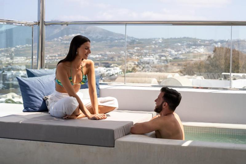 Suite with Hot Tub and Sea View image 4