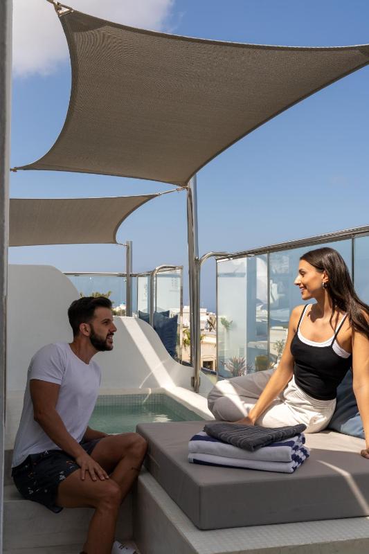 Suite with Hot Tub and Sea View image 2