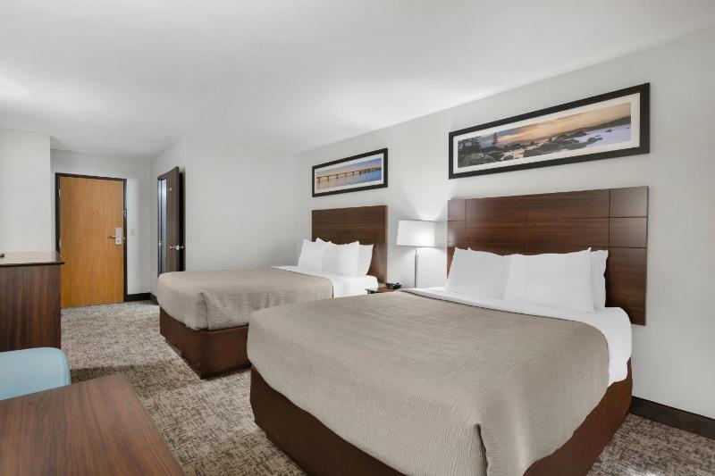 Queen Room with Two Queen Beds - Non-Smoking image 3