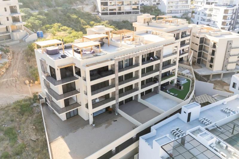 New 3 BD Condo with Pool and Gym - image 1