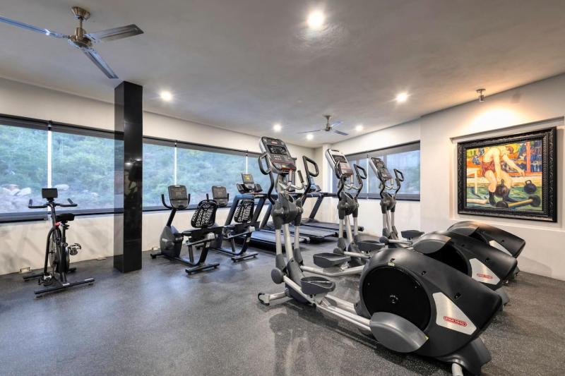 New 3 BD Condo with Pool and Gym - image 9