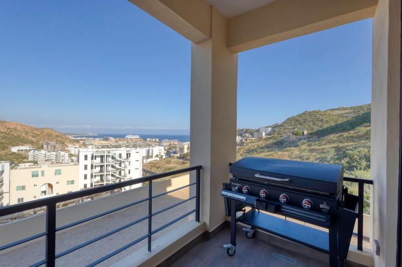 New 3 BD Condo with Pool and Gym - image 15