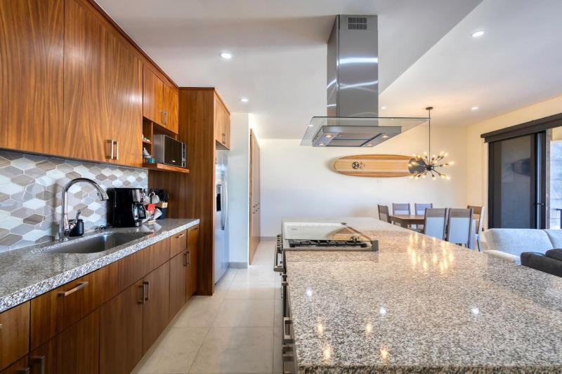 New 3 BD Condo with Pool and Gym - image 14