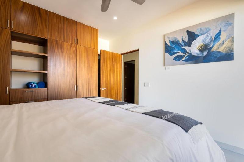 New 3 BD Condo with Pool and Gym - image 5
