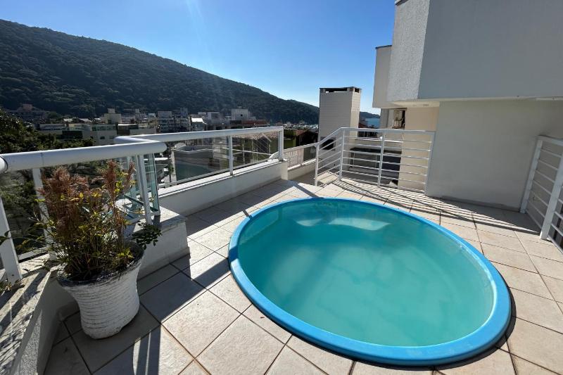 Cobertura com piscina e vista mar - image 10