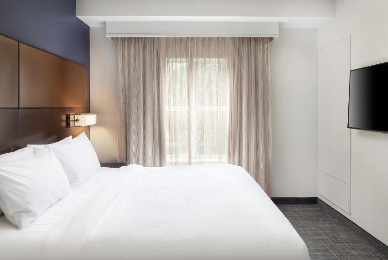 One-Bedroom Suite image 3