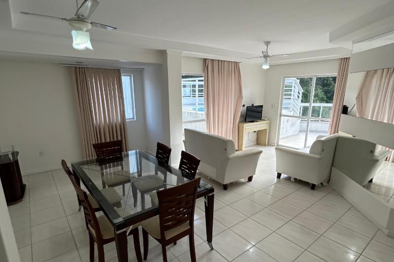 Cobertura com piscina e vista mar - image 12