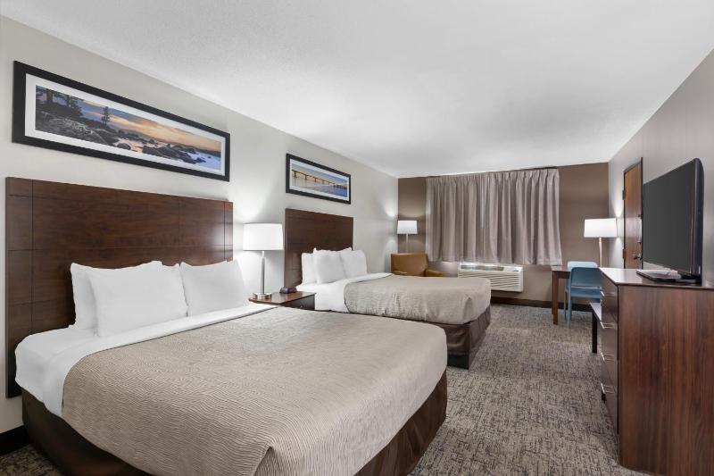 Queen Room with Two Queen Beds - Non-Smoking image 2