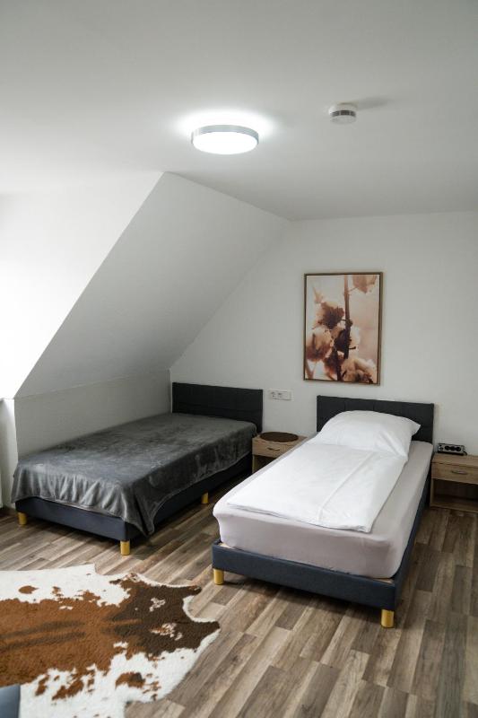 Twin Room image 3