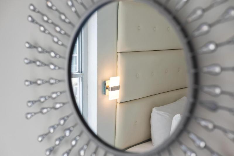 Deluxe King Room image 4