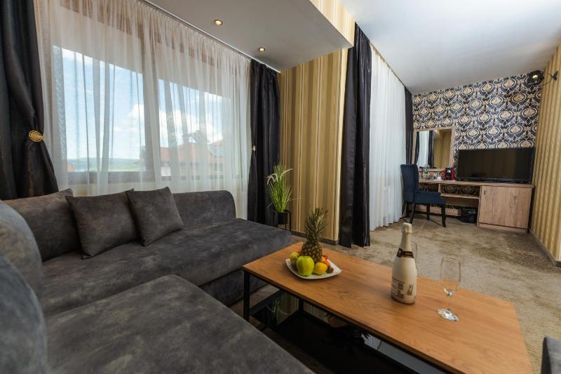 Deluxe Junior Suite with Spa Bath image 3