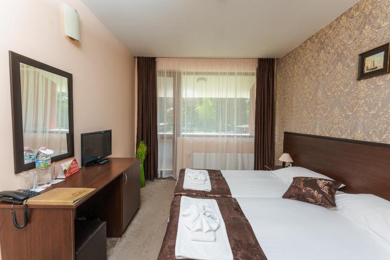 Economy Twin Room image 1