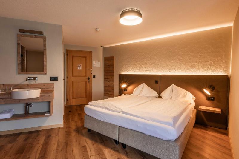 Standard Double Room with Lake View image 4