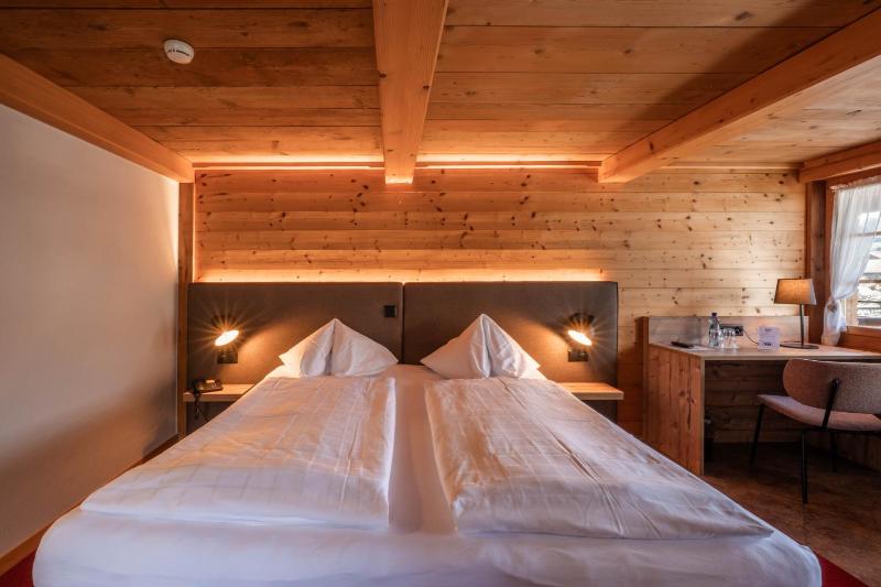 Standard Double Room with Lake View image 3