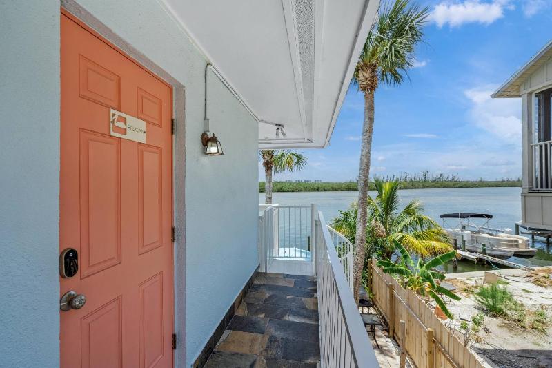 Coastal Breeze Siesta – Entire 4-Unit Complex with Dock - image 17