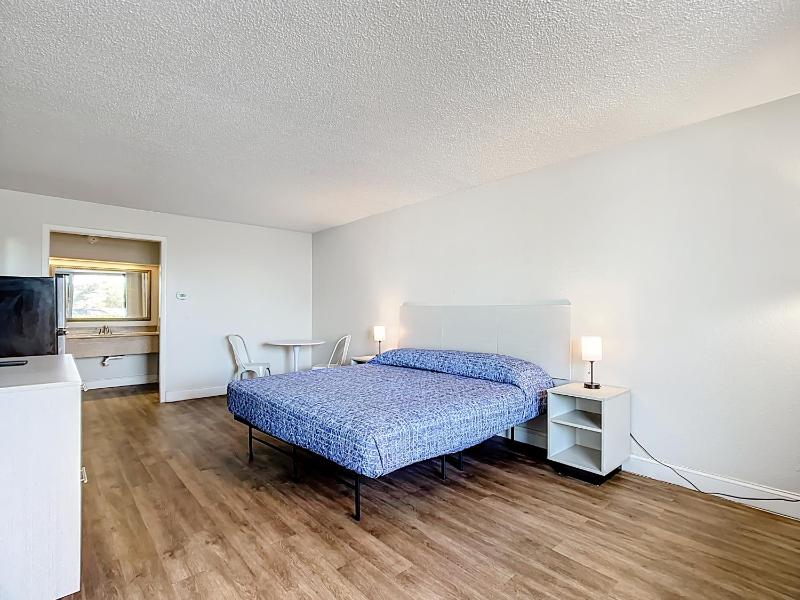 King Room - Non-Smoking image 2