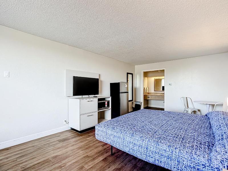 King Room - Non-Smoking image 4