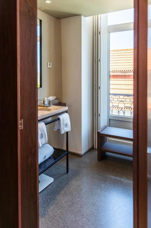 Double or Twin Deluxe Room image 3
