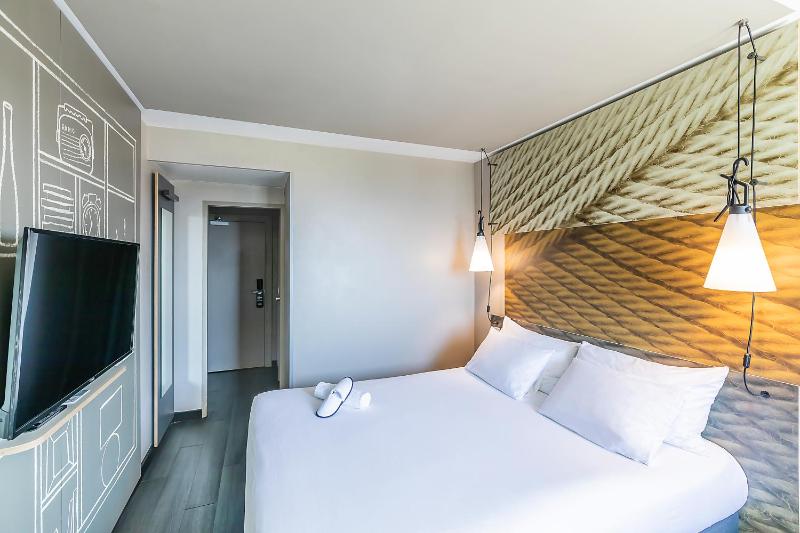Suite with One Double-Size Sweet Bed. image 2
