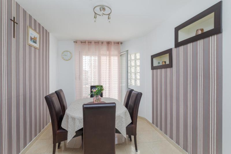Apartments with parking space Omis - 5988 - image 5