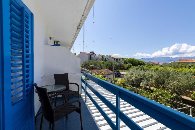 Studio with Balcony image 3