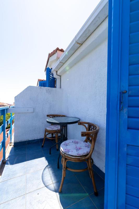 One-Bedroom Apartment with Balcony and Sea View image 2