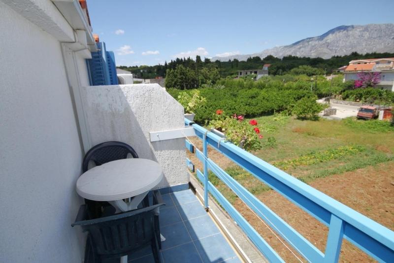 One-Bedroom Apartment with Balcony and Sea View image 4