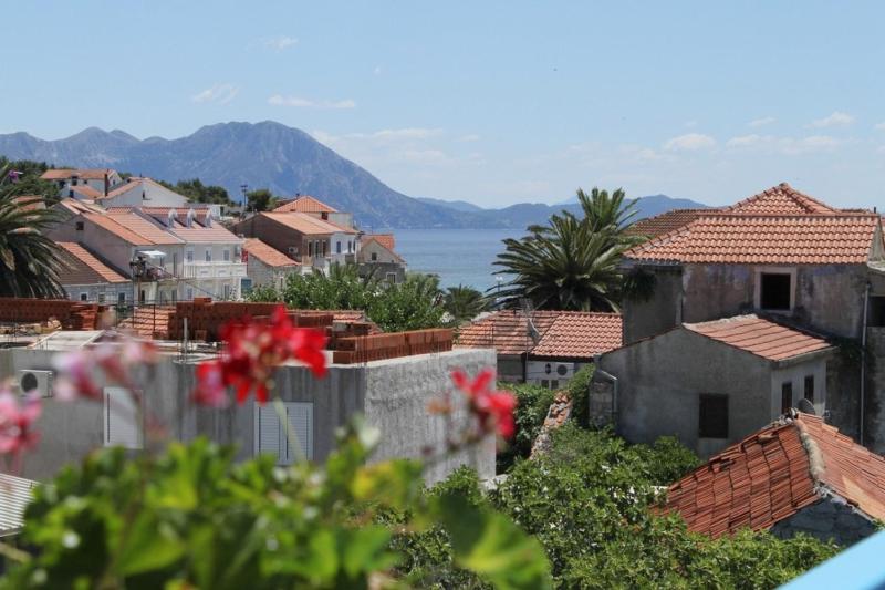 One-Bedroom Apartment with Balcony and Sea View image 3