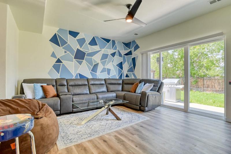 FlightDeck HotTub Fireplace NearAirport FamilyHome - image 44
