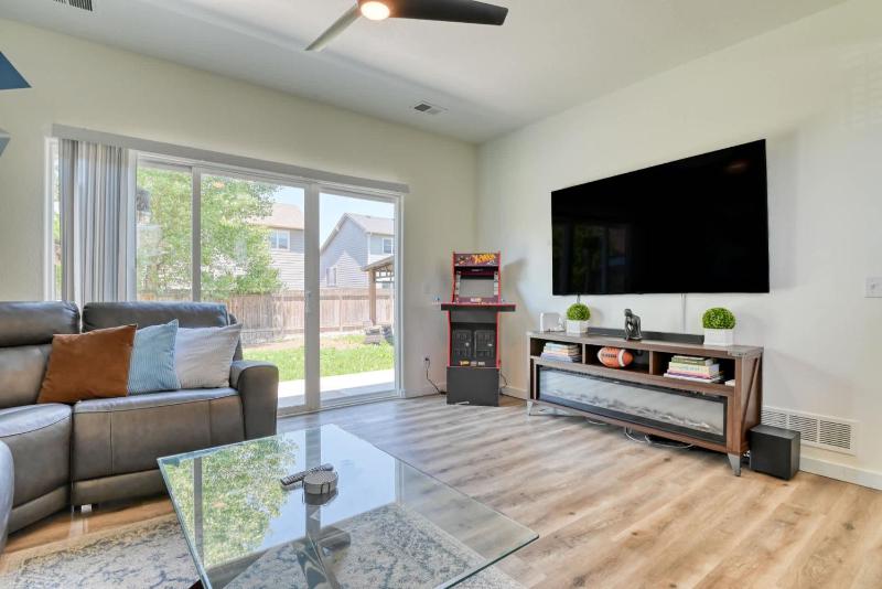 FlightDeck HotTub Fireplace NearAirport FamilyHome - image 43