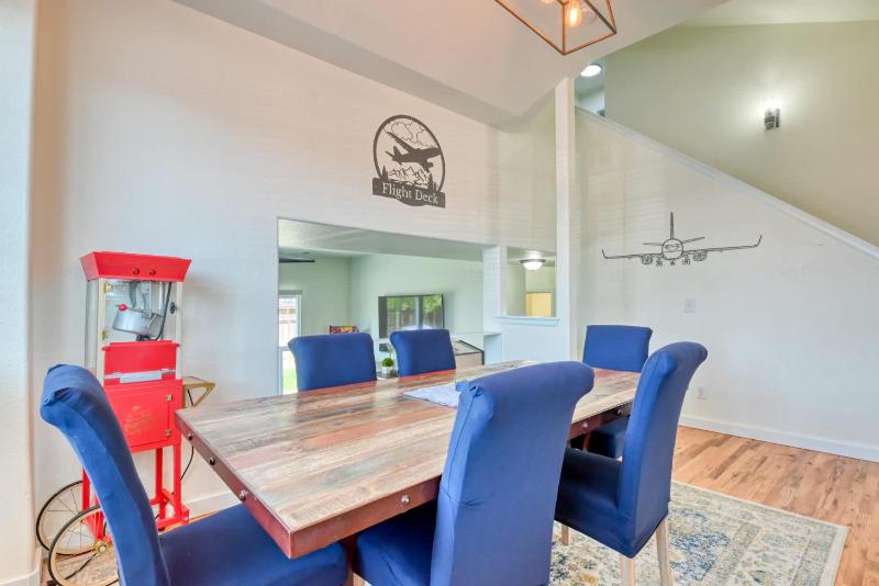 FlightDeck HotTub Fireplace NearAirport FamilyHome - image 23