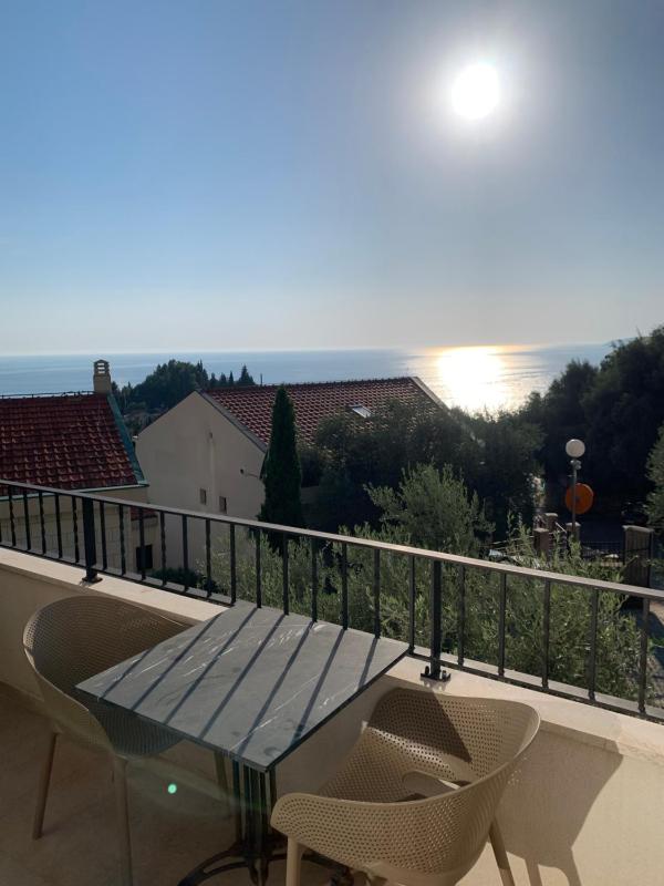 Double Room with Balcony and Sea View image 2
