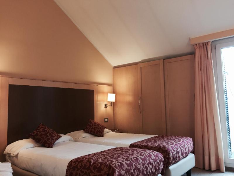 Standard Double or Twin Room image 4