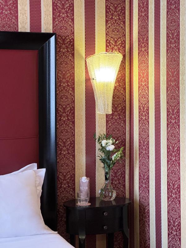 Superior Double Room with Canal View image 3