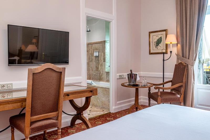 Superior King Room with Terrace and Garden View image 3