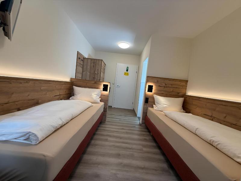 Twin Room image 3