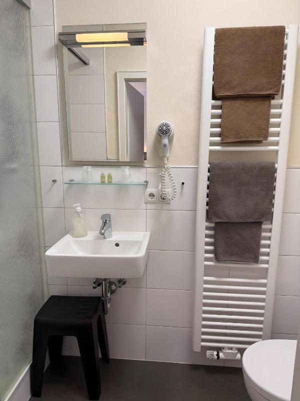 Single Room image 3
