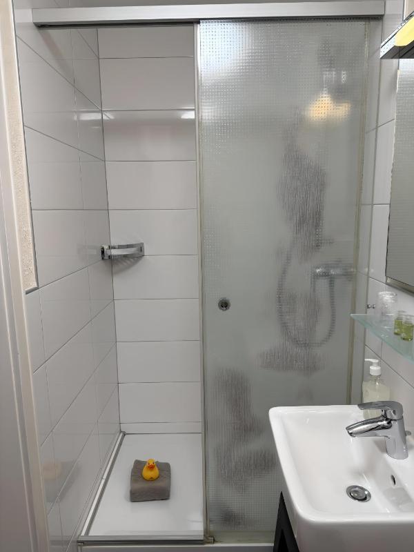 Double Room image 4