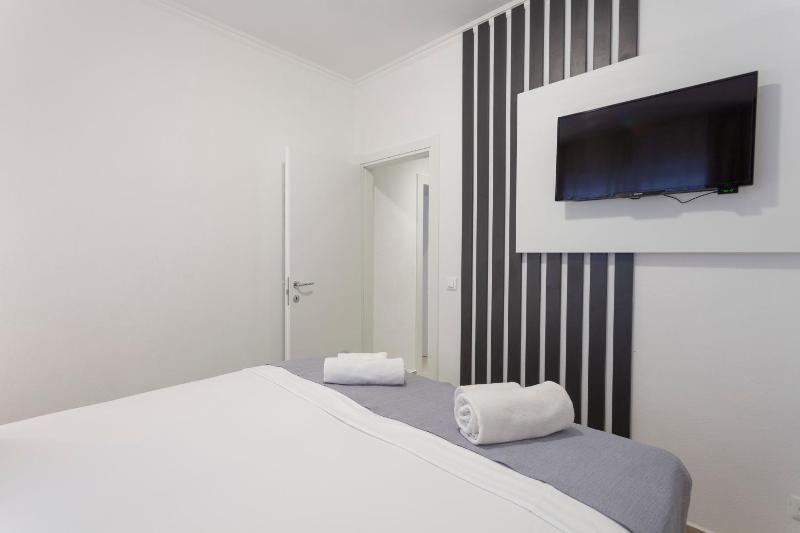Quadruple Room with Balcony image 3