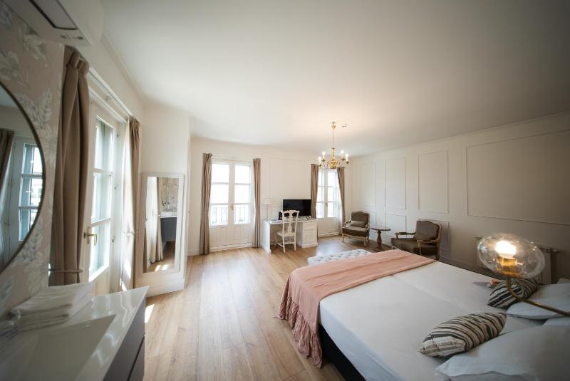 Superior Twin Room with View image 3