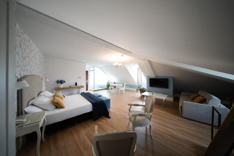 Deluxe Double Room image 3
