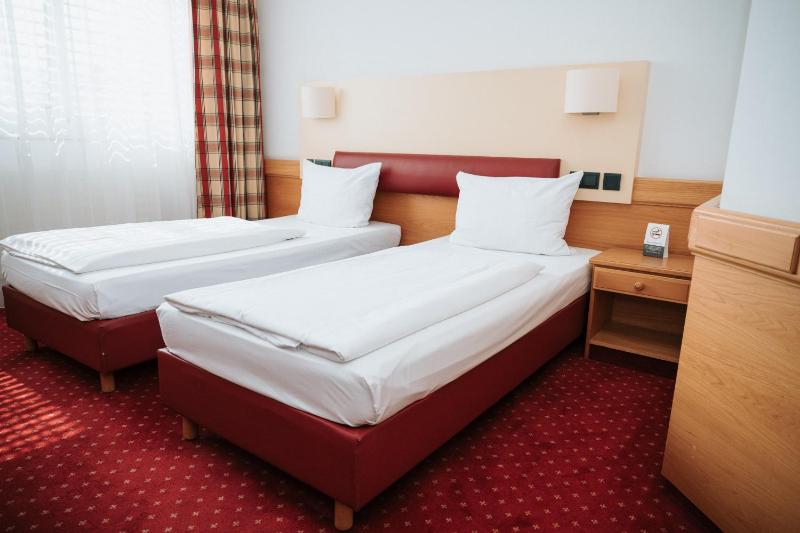 Budget Double Room image 4