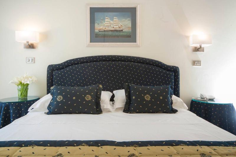 Classic Double or Twin Room with Lateral Sea View image 1