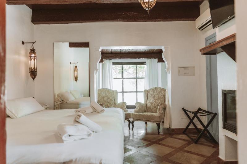 Deluxe Double Room image 4