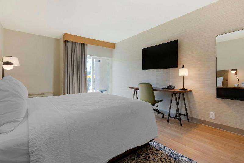 Traditional Guest room with 1 King bed image 4