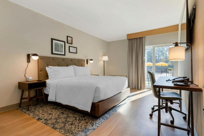 Traditional Guest room with 1 King bed image 2