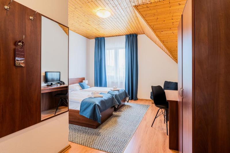 Standard Twin Room image 3