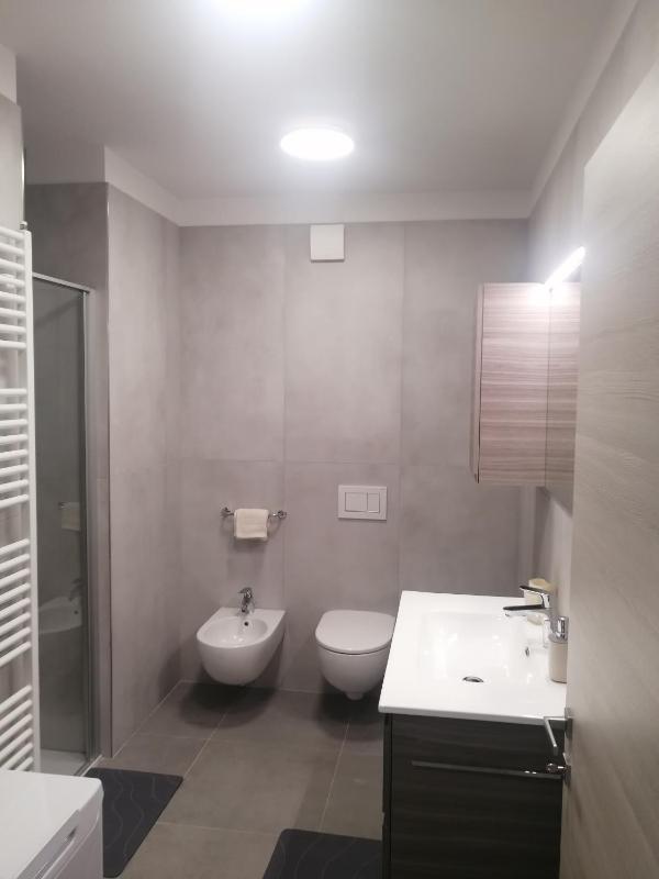 One-Bedroom Deluxe Apartment image 4